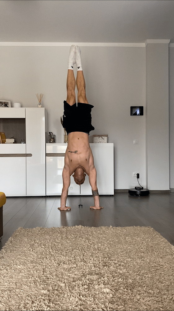 handstand cu Vali Ignat